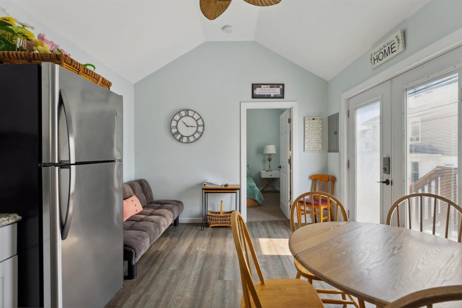232 W Pine Ave 2 Beds, 1 Bath * Wildwood