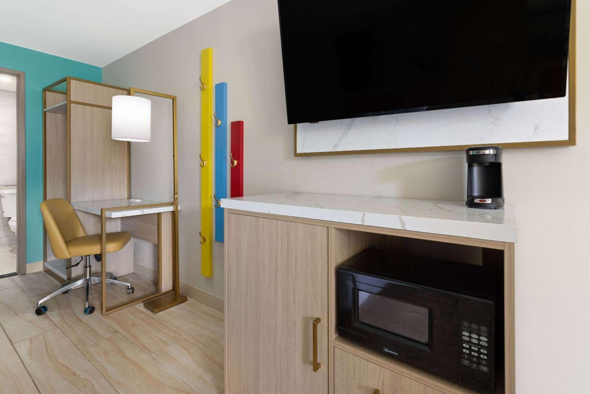 The Vibes Hotel, Trademark Collection By Wyndham Motel 2*