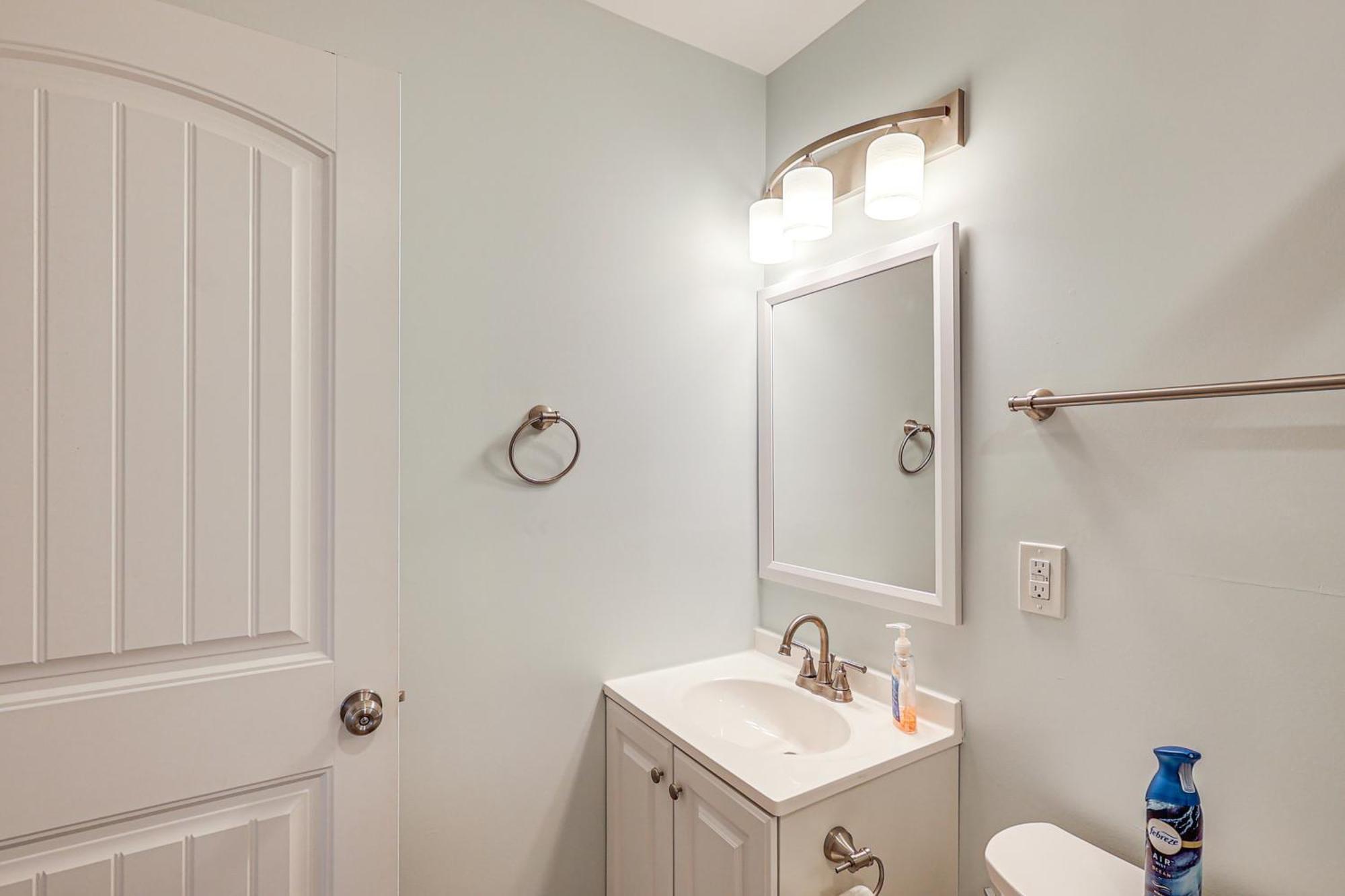 Apartment With Pool Access - Walk To *