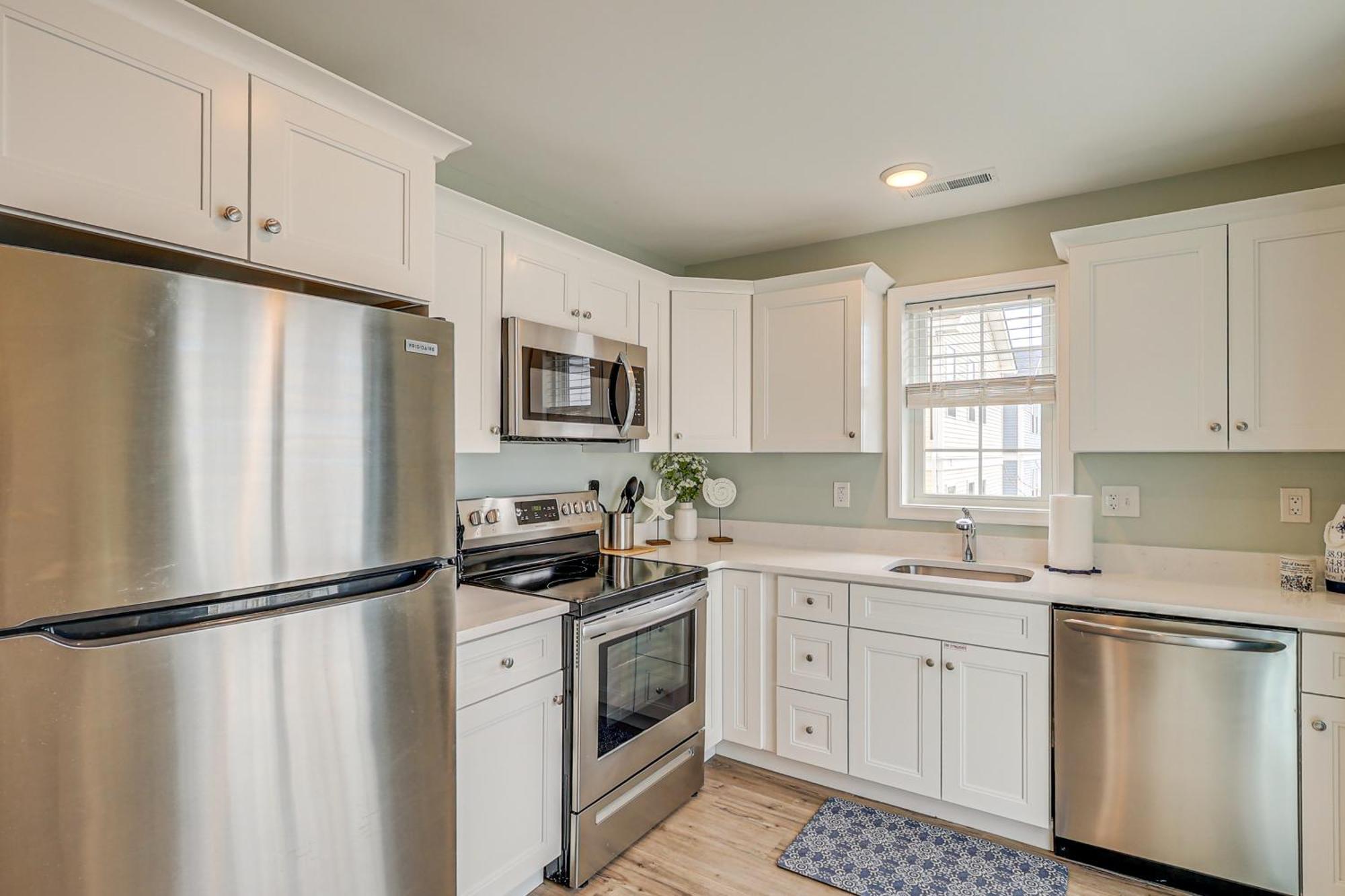 With Pool Access - Walk To Apartment *