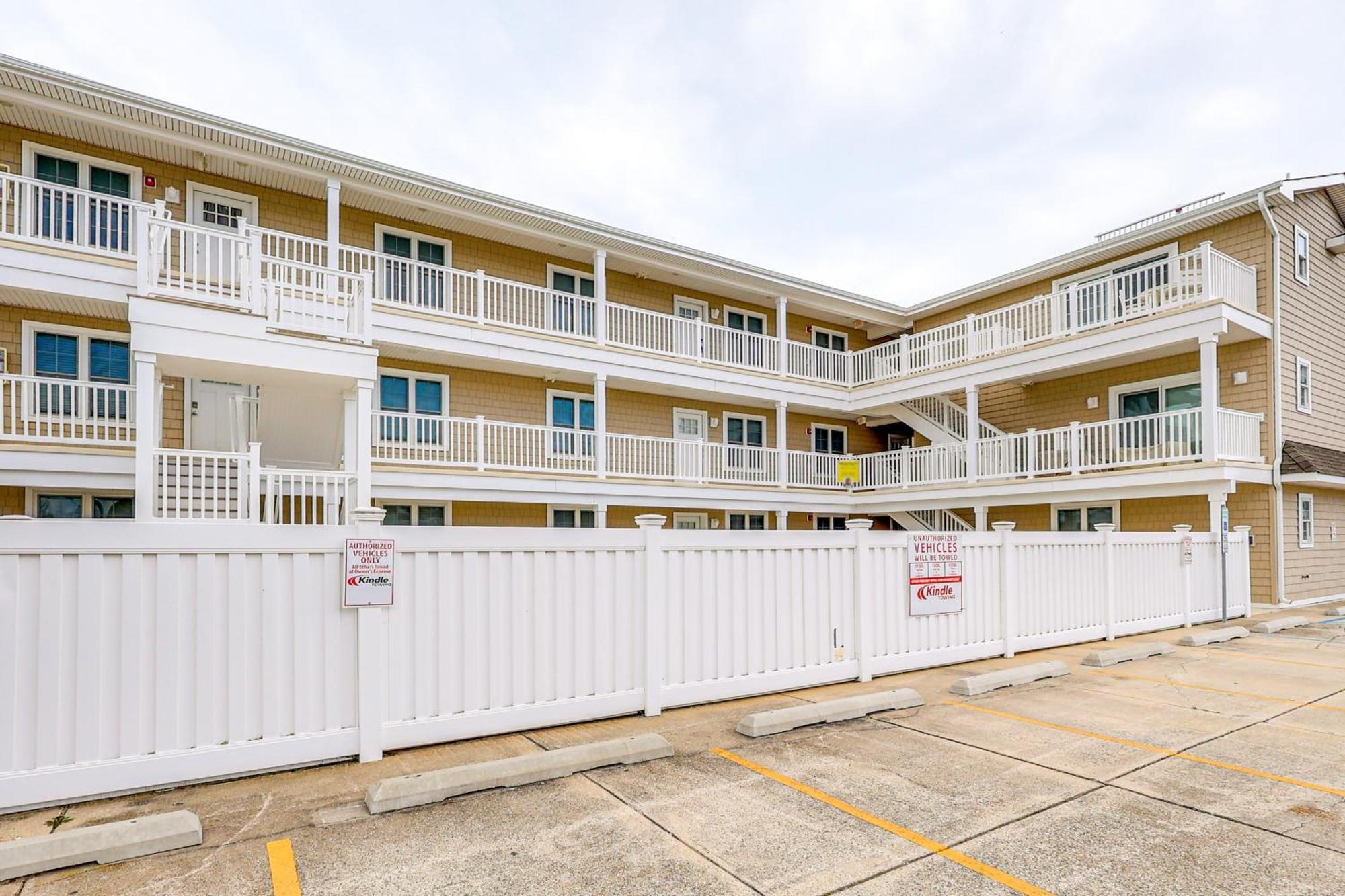 With Pool Access - Walk To Wildwood