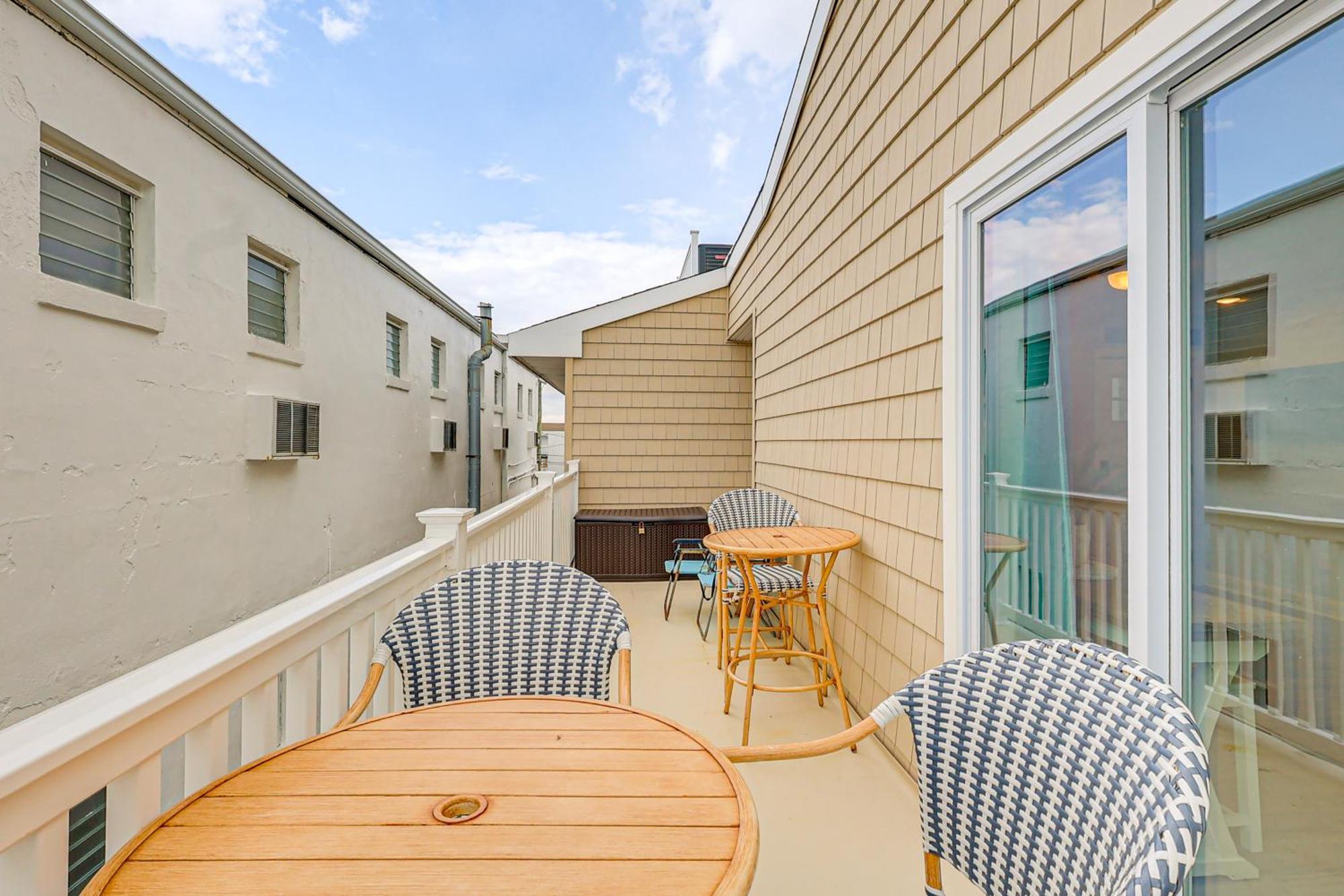 Apartment With Pool Access - Walk To