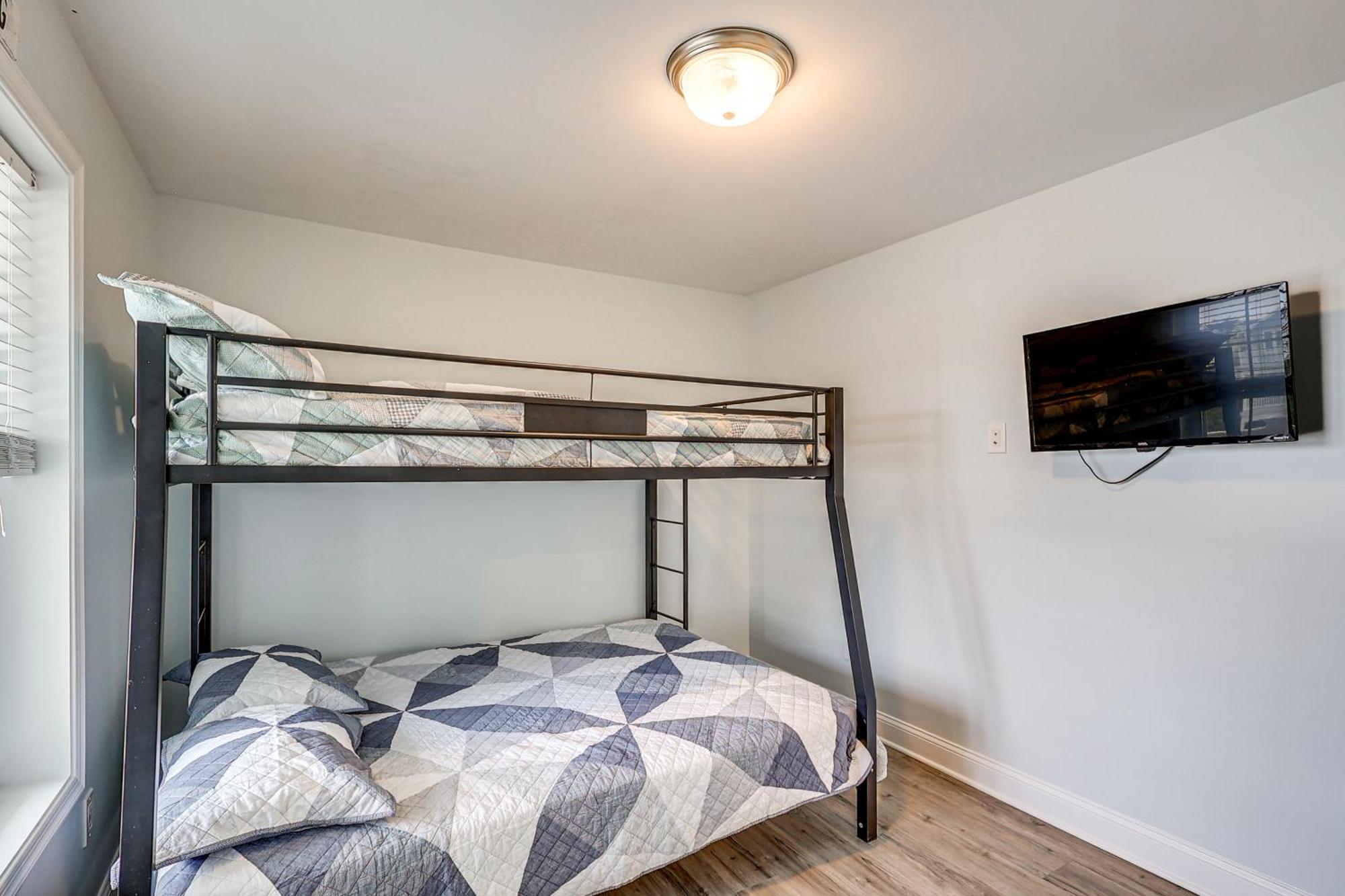 With Pool Access - Walk To Apartment *
