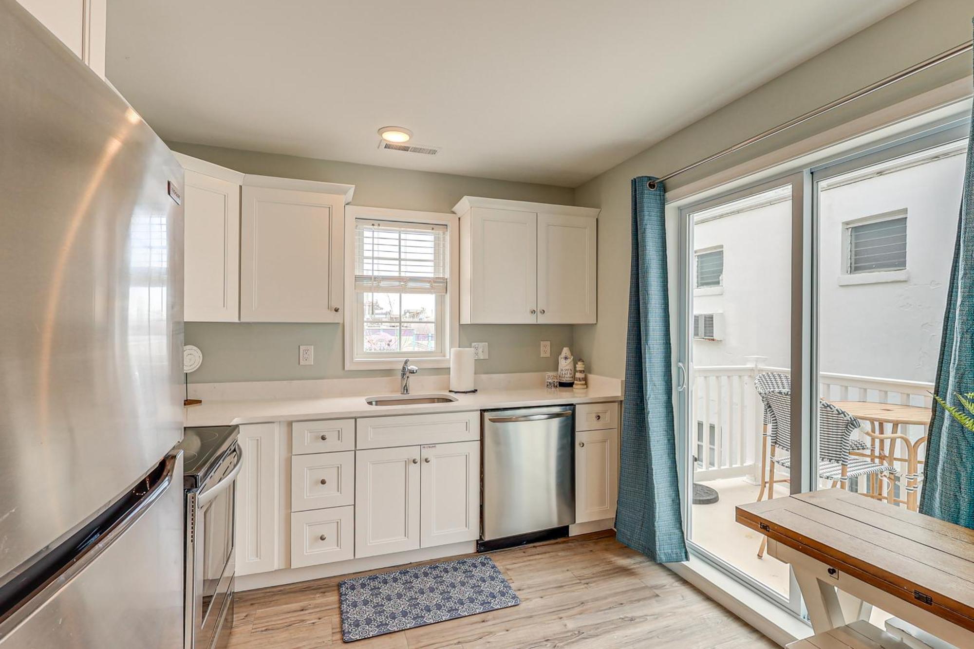 Apartment With Pool Access - Walk To *