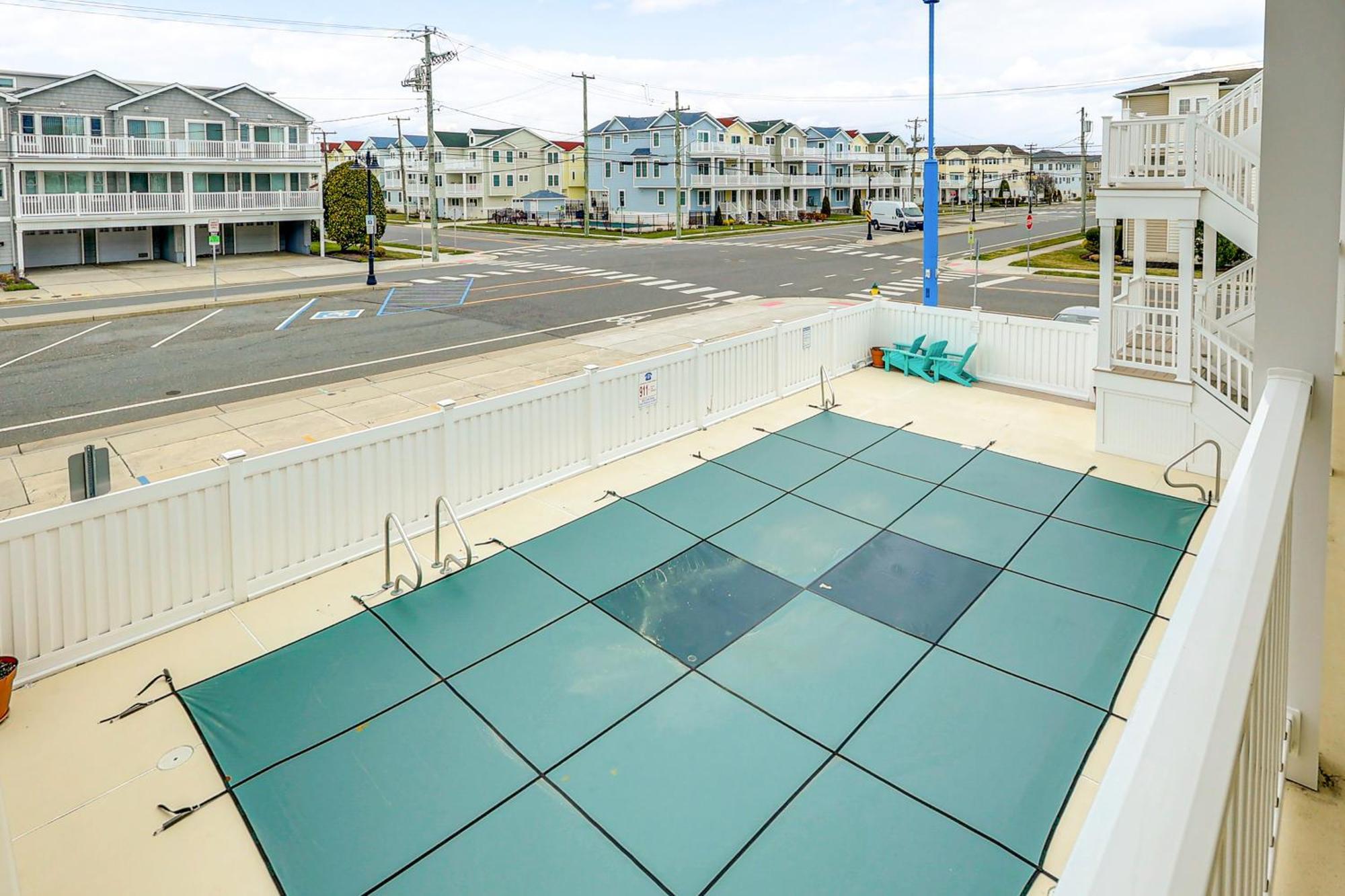 With Pool Access - Walk To Apartment *
