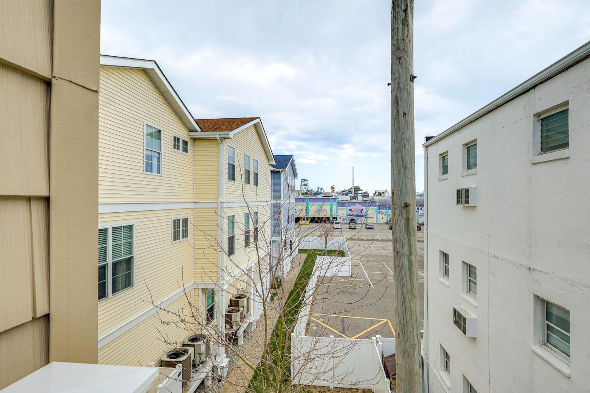 Apartment With Pool Access - Walk To *