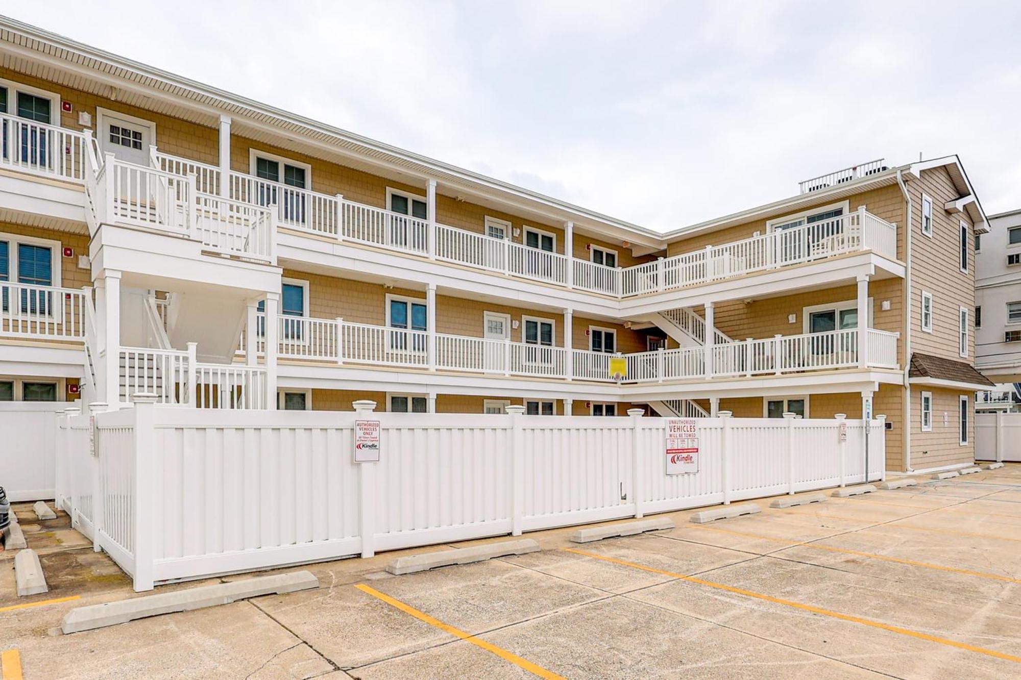 With Pool Access - Walk To Apartment Wildwood