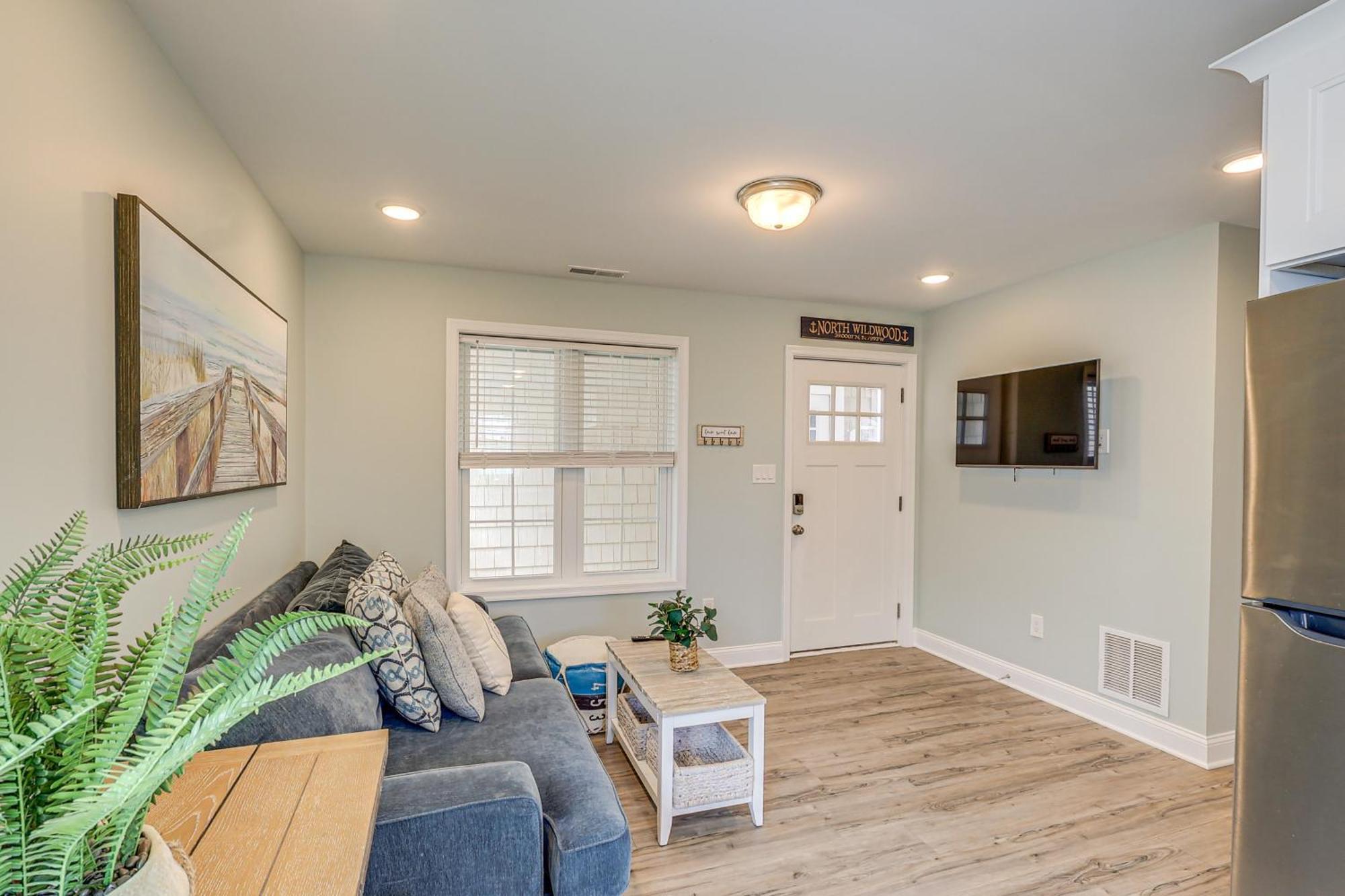 Apartment With Pool Access - Walk To *