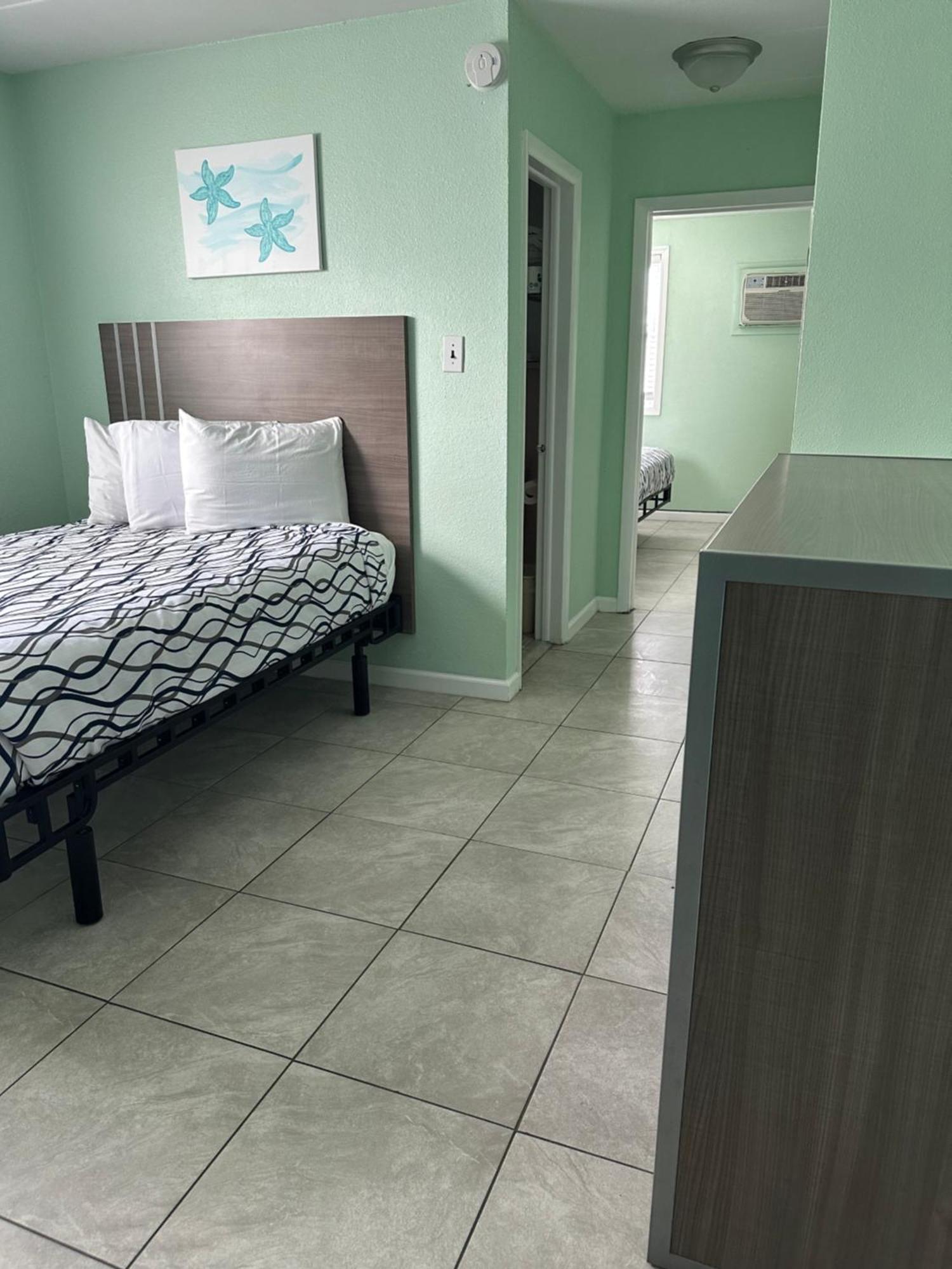 Royal Canadian Motel Wildwood