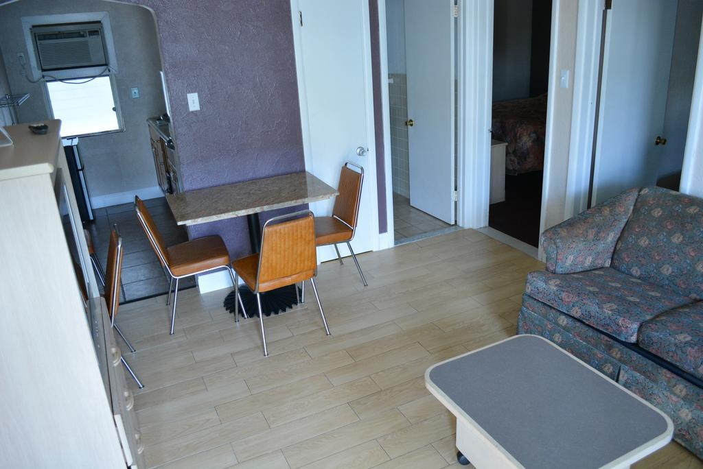 Motel Royal Court 2*