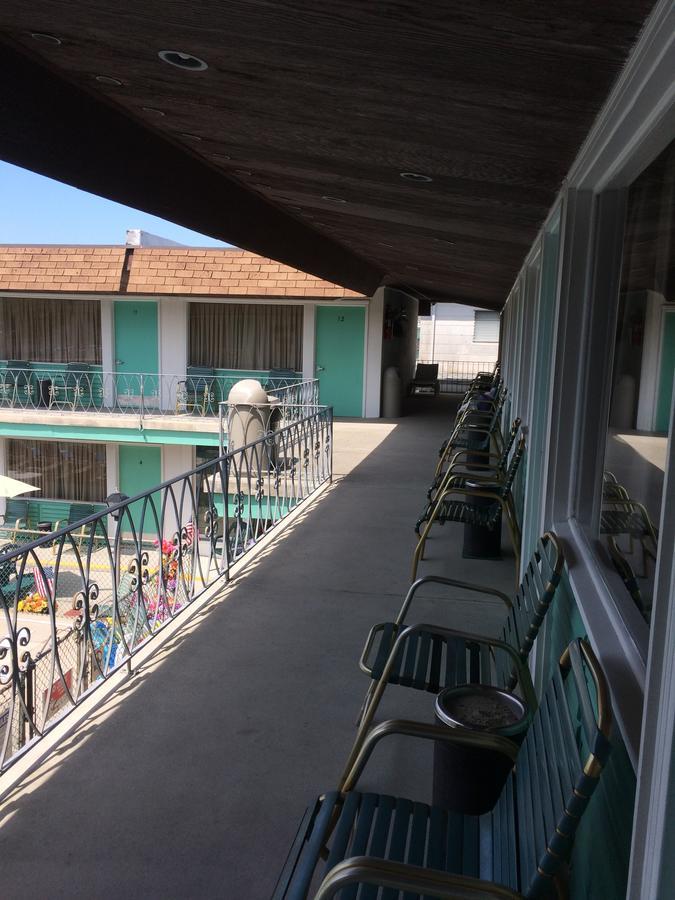 Crystal Sands Motel