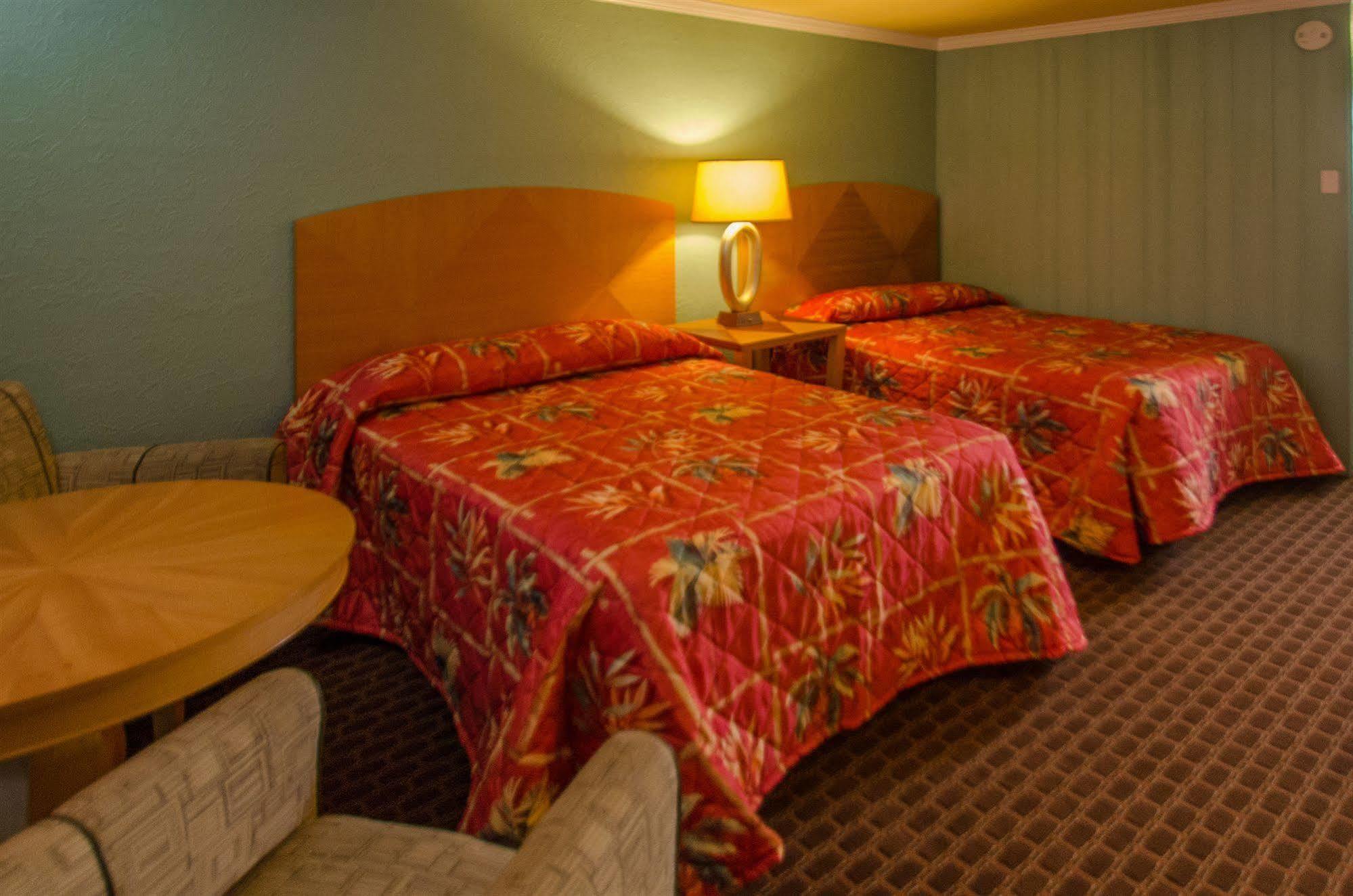 Dolphin Motel 2*