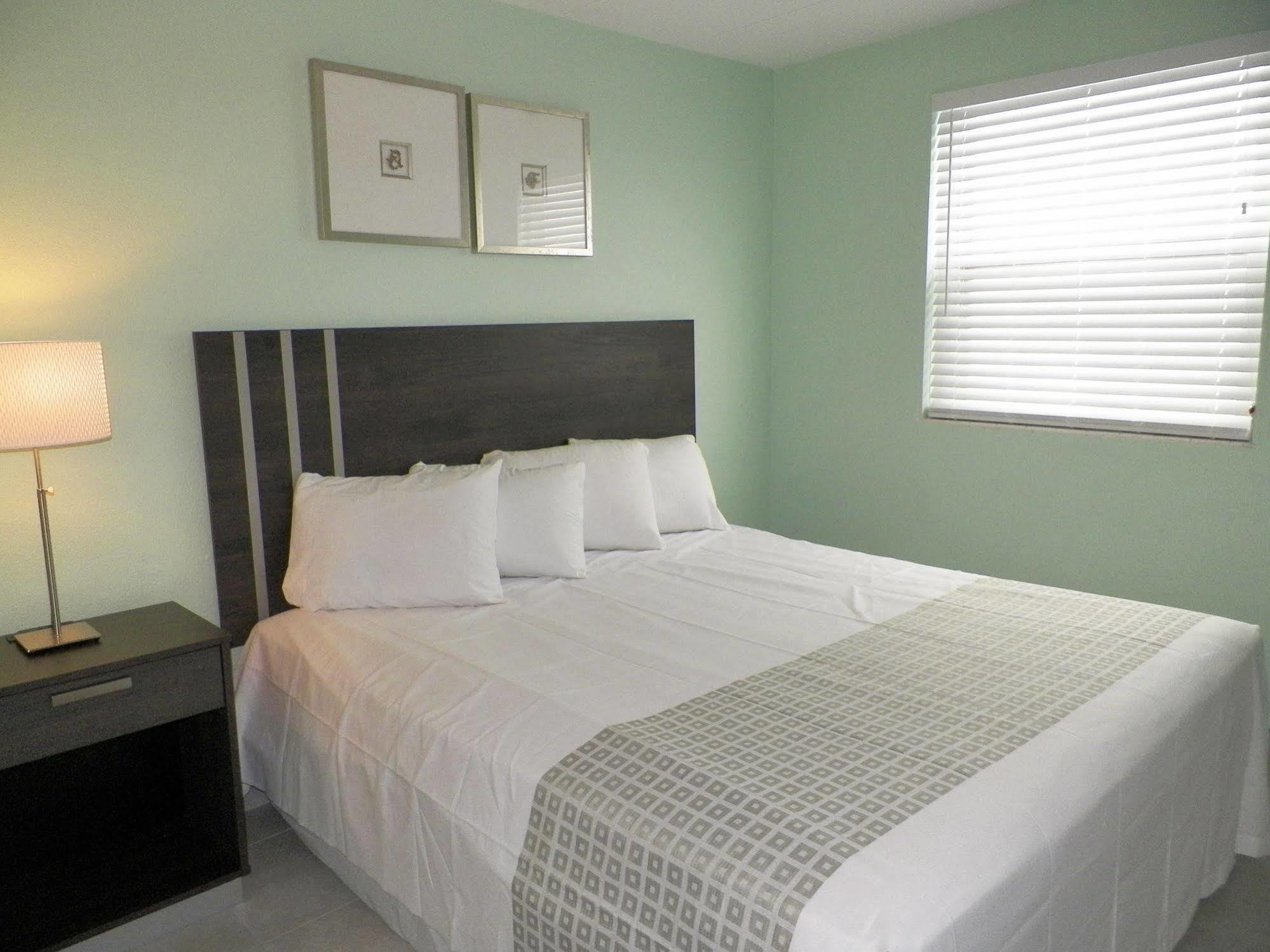 Royal Canadian Motel Wildwood