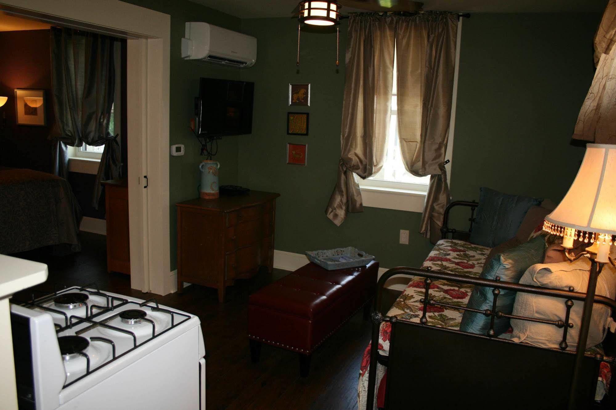 The Sea Gypsy Bed & Breakfast 2*