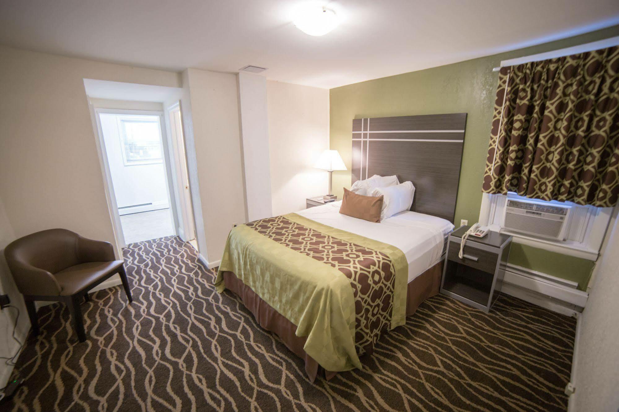 Travelodge & Boardwalk 3*