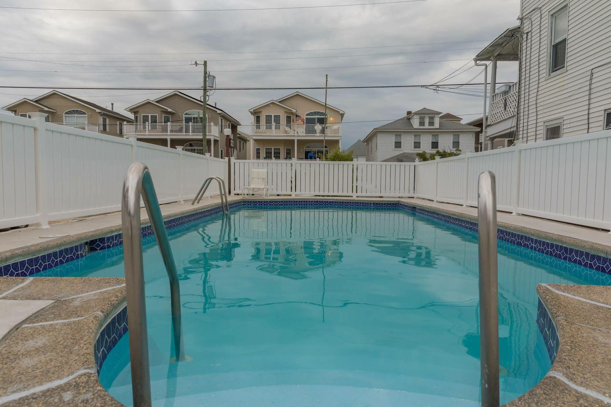 Motel Travelodge & Boardwalk