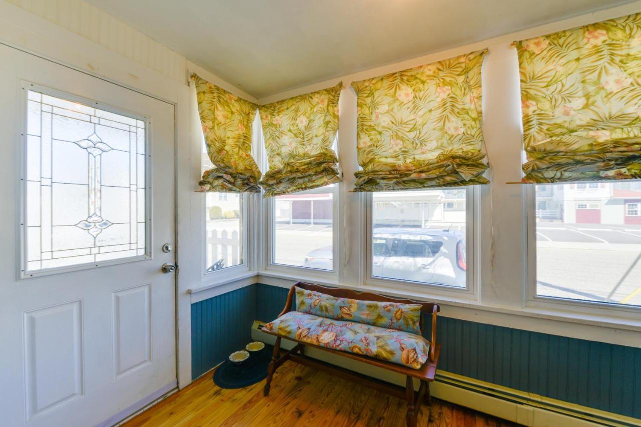 - Porch And Enclosed Sunroom! Apartment