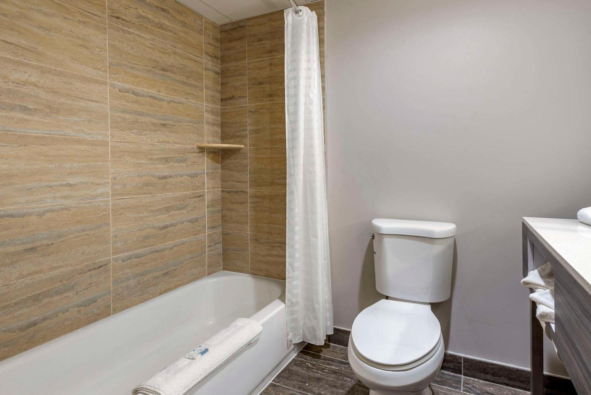 The Waves Hotel, Ascend Collection Hotel