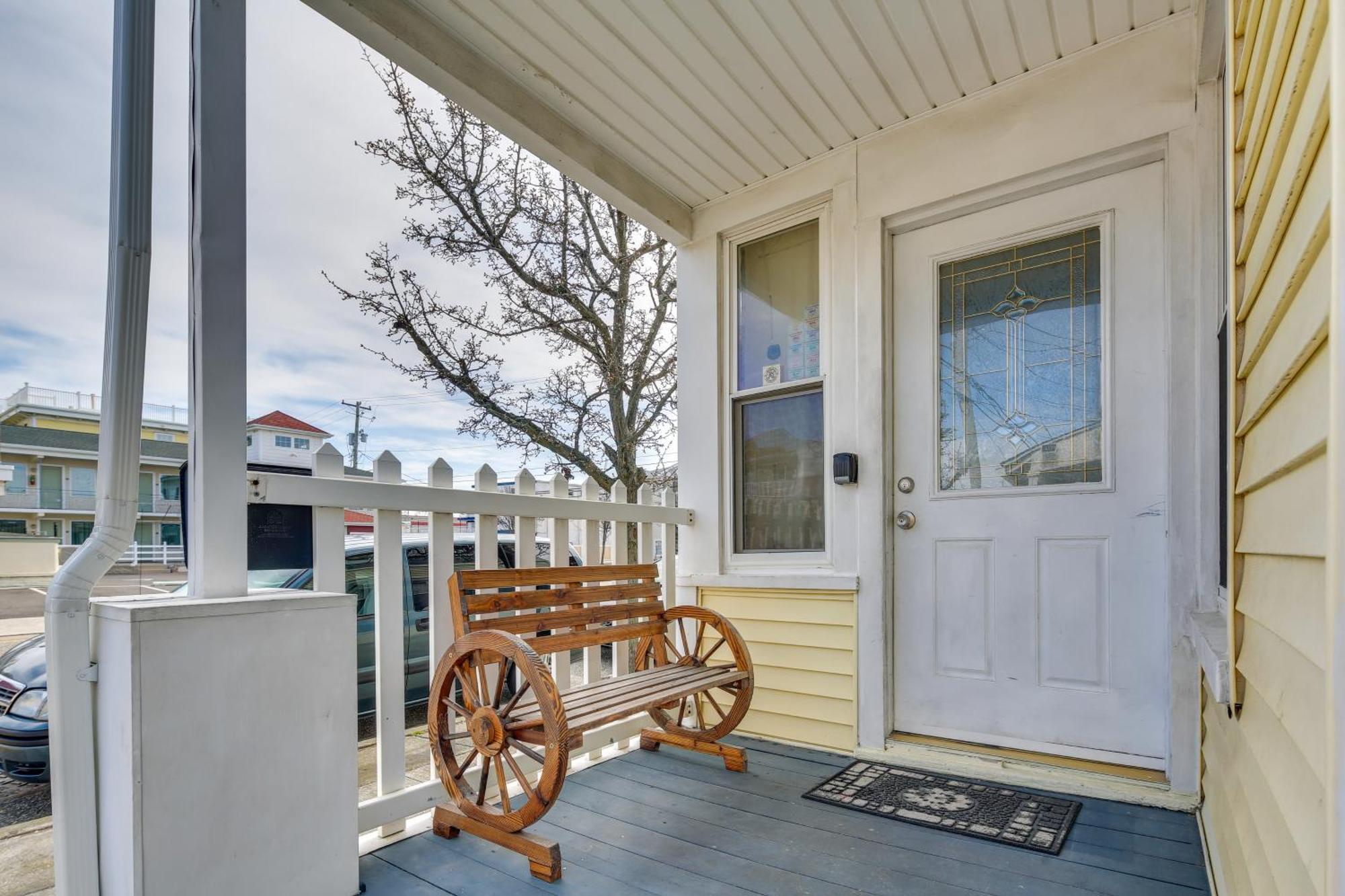 - Porch And Enclosed Sunroom! Apartment Wildwood