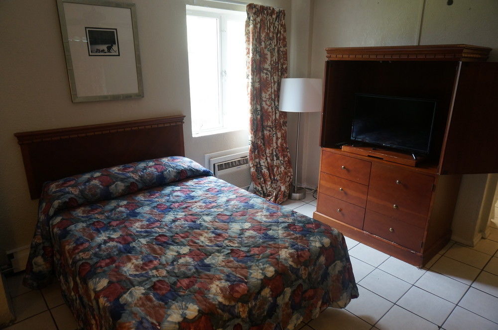 Beachside Hotel